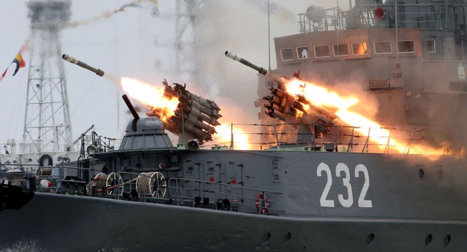 Chiến hạm Nga bắn hỏa lực