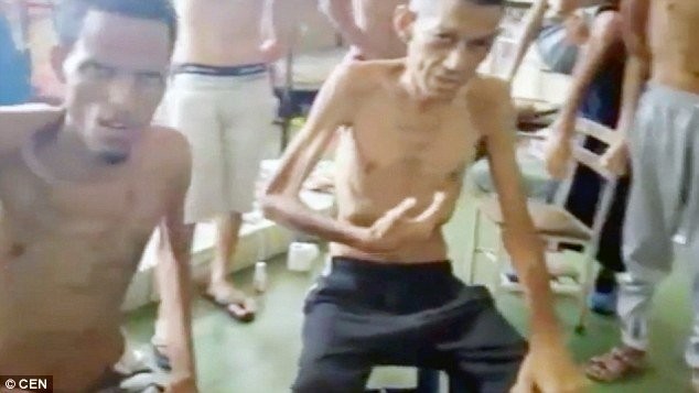 Hình ảnh những người tù gầy giơ xương cầu xin sự cứu giúp từ bên ngoài trong đoạn băng đã gây sốc với người xem - Ảnh: CEN