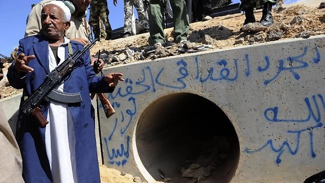 Ống cống thoát nước mà Gaddafi đã ẩn nấp và bị bắt sáng 20-10-2011 - Ảnh: AFP