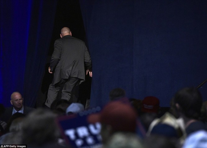 Tin nóng: Donald Trump bị một phen hú hồn, phải chạy vào sau sân khấu - VIDEO ảnh 1