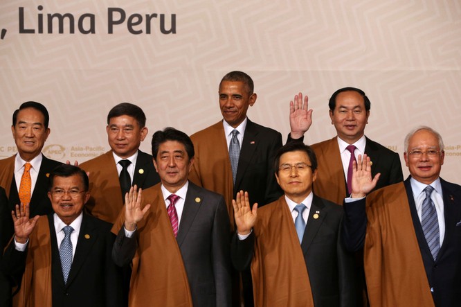Tổng thống Barack Obama cùng các lãnh đạo APEC chụp hình chung, bên trái ông là Chủ tịch nước Việt Nam Trần Đại Quang