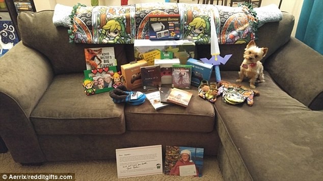 Hình ảnh tất cả các món quà được Bill Gates gửi đến sau khi được bóc ra.