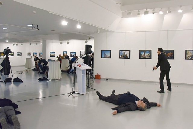 Hiện trường Đại sứ Nga tại Ankara bị bắn chết. Ảnh: AFP