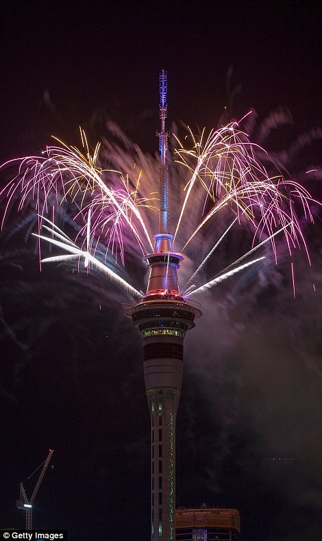 Video: Pháo hoa đón chào năm mới 2017 ở bắn từ tháp Sky Tower ở New Zealand ảnh 2