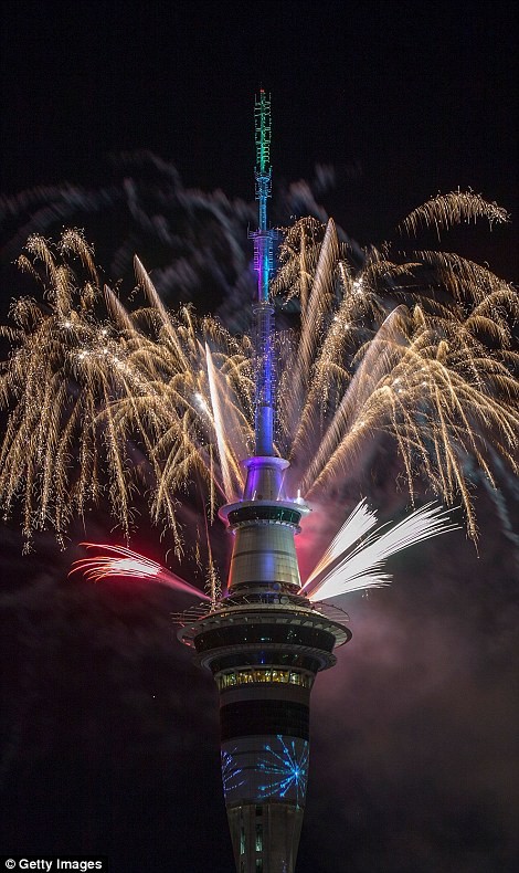 Video: Pháo hoa đón chào năm mới 2017 ở bắn từ tháp Sky Tower ở New Zealand ảnh 1