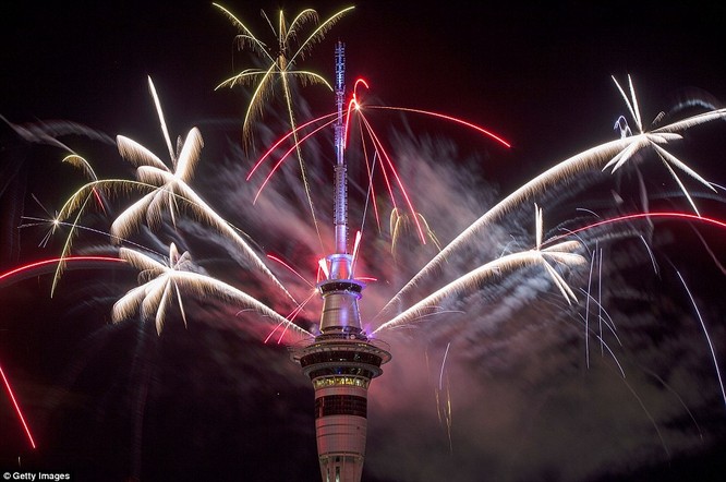 Video: Pháo hoa đón chào năm mới 2017 ở bắn từ tháp Sky Tower ở New Zealand ảnh 3
