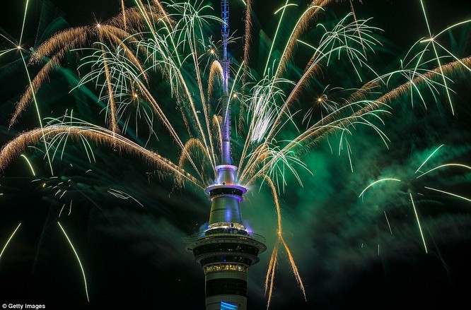 Video: Pháo hoa đón chào năm mới 2017 ở bắn từ tháp Sky Tower ở New Zealand ảnh 4
