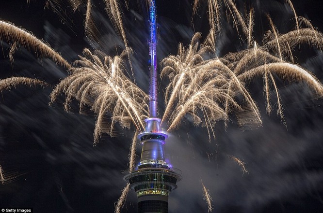 Video: Pháo hoa đón chào năm mới 2017 ở bắn từ tháp Sky Tower ở New Zealand ảnh 5