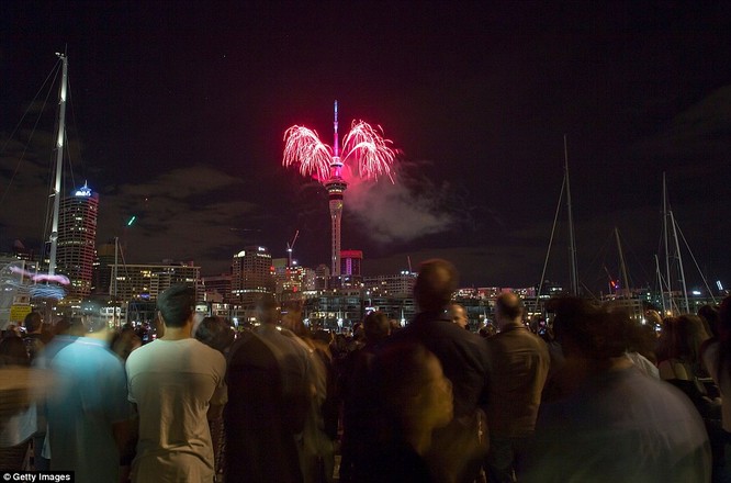Video: Pháo hoa đón chào năm mới 2017 ở bắn từ tháp Sky Tower ở New Zealand ảnh 6