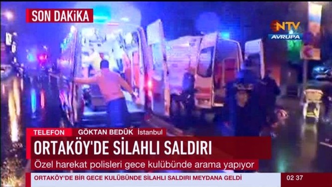 Xe cứu thương Thổ Nhĩ Kỳ làm việc bên ngoài câu lạc bộ bị tấn công