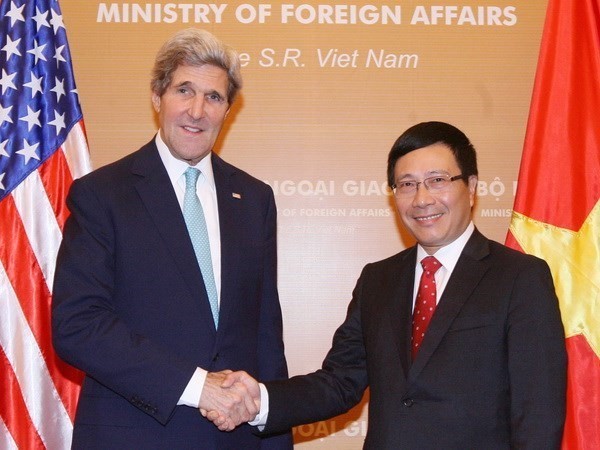 Phó Thủ tướng, Bộ trưởng Ngoại giao Phạm Bình Minh đón Bộ trưởng Ngoại giao John Kerry, chiều 16/12/2013, tại Hà Nội. Ảnh: TTXVN .
