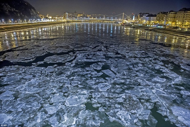 Sông Danube ở Budapest, Hungary sắp đóng băng toàn bộ