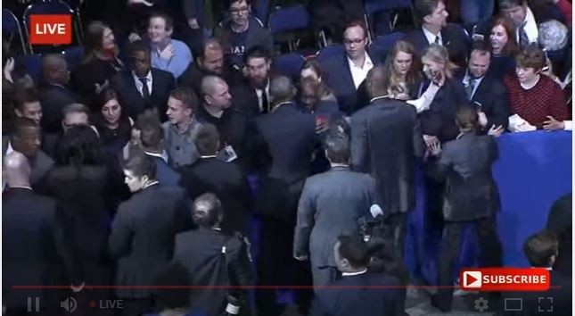 Tổng thống Obama đọc diễn văn từ biệt nhiều cảm xúc, đi bắt tay từng người - Toàn cảnh ảnh 7