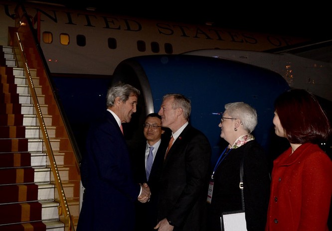 Ngài Ted Osius, Đại sứ Mỹ tại Việt Nam đã có mặt tại sân bay để chào đón Ngoại trưởng John Kerry. Ảnh: Facebook Đại sứ Ted Osius
