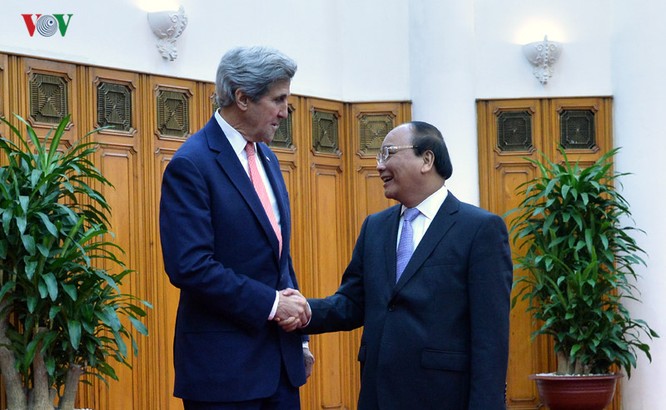 Thủ tướng Chính phủ Nguyễn Xuân Phúc hoan nghênh chuyến thăm của Ngoại trưởng John Kerry, bày tỏ hài lòng về sự phát triển tốt đẹp trên nhiều mặt của quan hệ Việt Nam - Mỹ.