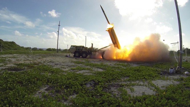 Nữ Bộ trưởng quốc phòng Nhật Bản thị sát trận địa tên lửa ở Guam - VIDEO ảnh 1