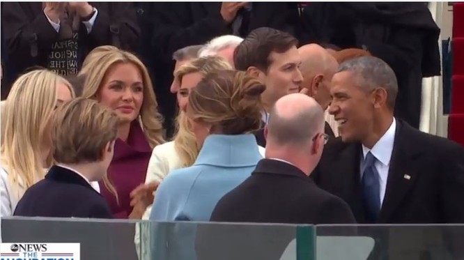 Ông Obama ra lễ đài, đi bắt tay, chào các quan khách trong đó có gia đình bà Hillary Clinton.