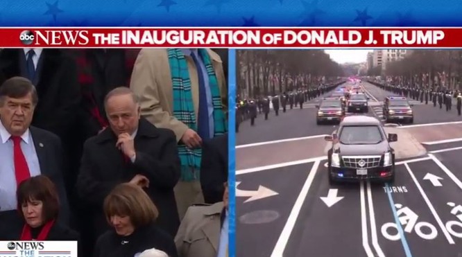 Đoàn ô tô hộ tống ông Obama và ông Donald Trump tiến về phía Đồi Capitol.