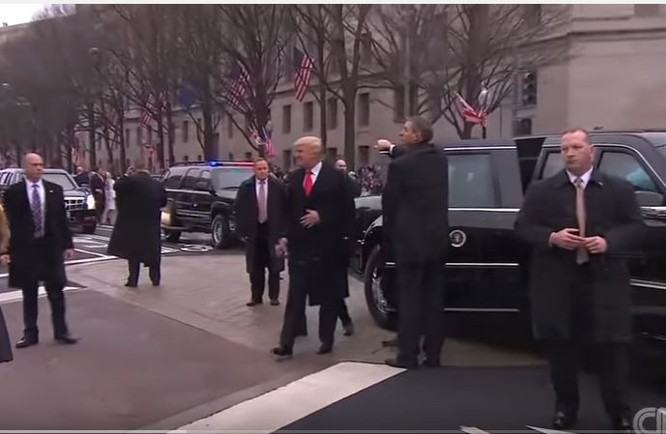 VIDEO: Ông Trump cùng vợ và con trai út đi bộ chào dân Mỹ trên Đại lộ Pennsylvania ảnh 1