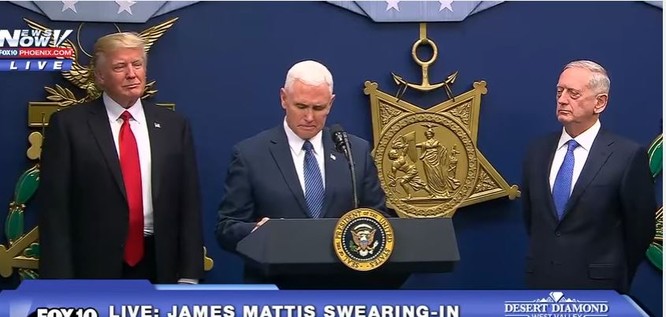 VIDEO: Ông Trump đến Lầu Năm Góc, gặp Bộ trưởng Quốc phòng James Mattis ảnh 2