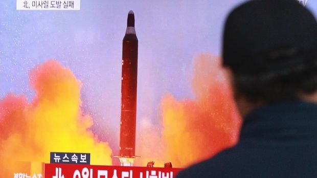 Bắc Triều Tiên công khai loại tên lửa đạn đạo Pukguksong-2 vừa bắn thử ảnh 1