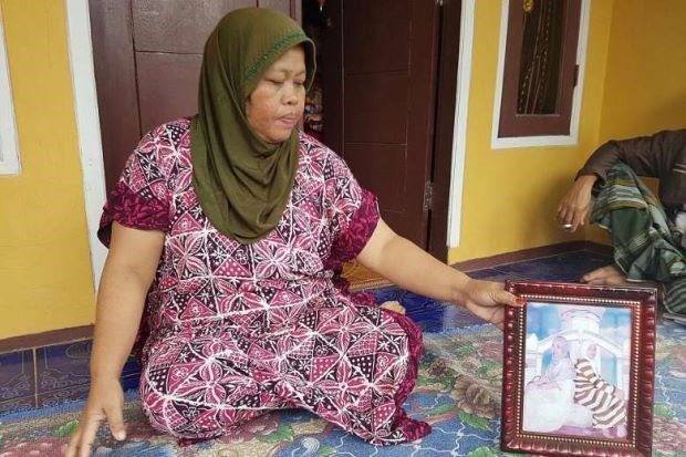 Mẹ đẻ của Siti tiếp xúc với báo giới. (Nguồn: The Star)