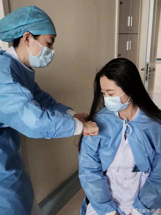 31 nữ y tá thành phố Vũ Hán hy sinh mái tóc dài của mình để chăm sóc bệnh nhân mắc virus Corona ảnh 4