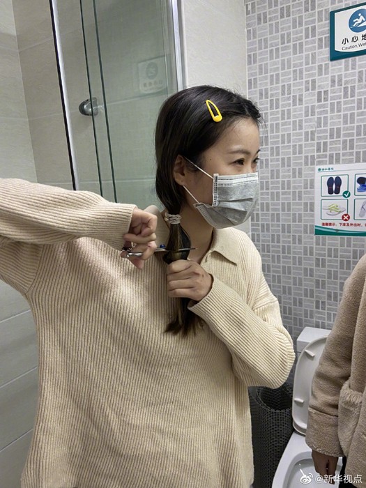 31 nữ y tá thành phố Vũ Hán hy sinh mái tóc dài của mình để chăm sóc bệnh nhân mắc virus Corona ảnh 2