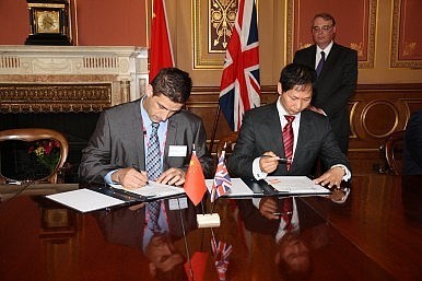 Lễ ký kết diễn ra trong thời gian Thủ tướng Trung Quốc Lý Khắc Cường đến London vào tháng Sáu năm 2014.