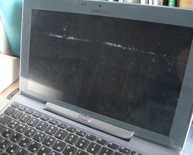  Cha tôi mê mẩn với laptop hiệu Samsung. Ông mua chiếc này năm ngoái, nhìn khá sắc sảo, mặc dù bàn hình hơi bẩn