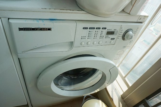 Điều đầu tiên tôi làm là giặt giũ đồ. Em tôi dùng máy giặt hiệu Hauzen, một thương hiệu đồ điện tử của Samsung. 