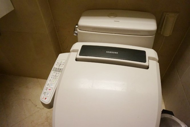  Kể cả đi vệ sinh, tôi cũng bắt gặp đồ của Samsung. 