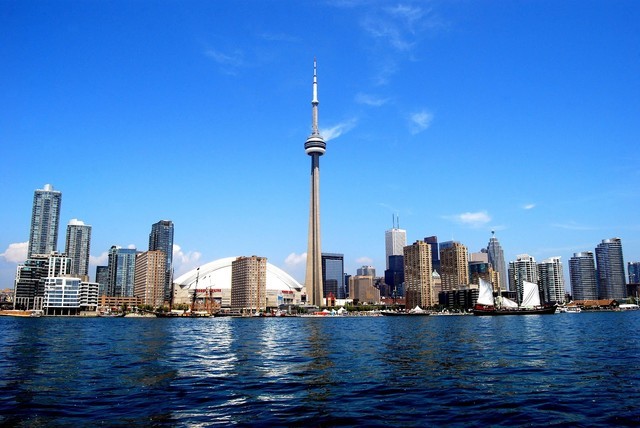 Năm 1976, tháp Canadian National Tower hay còn gọi là CN Tower (Tháp quốc gia Canada) ra đời với độ cao 553m. Được xem là tòa tháp truyền hình cao nhất thế giới thời bấy giờ với kinh phí đầu tư lên tới 260 triệu USD. Một trong những công trình biểu tượng của Toronto, Canada. Mỗi năm thu hút tới 2 triệu lượt khách tham quan.