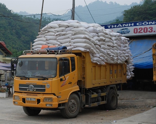 Một xe chở gạo chuẩn bị về kho chứa