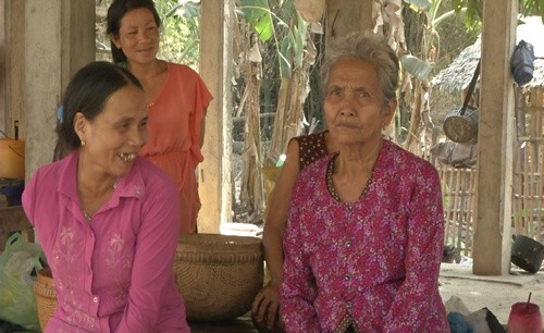 Bà Mann Phol (trái), vợ ông Chan Mith, cũng mồ côi vì bom đạn.