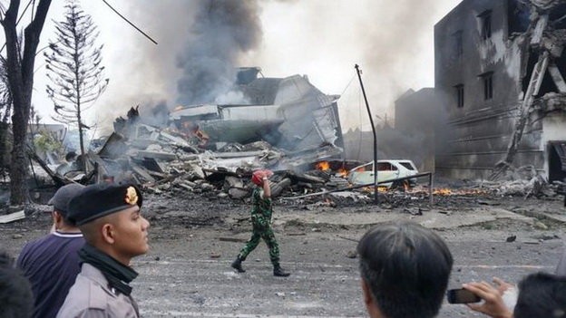 Máy bay Indonesia rơi trúng khách sạn, ít nhất 30 người chết ảnh 1
