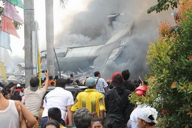 Máy bay Indonesia rơi trúng khách sạn, ít nhất 30 người chết ảnh 3