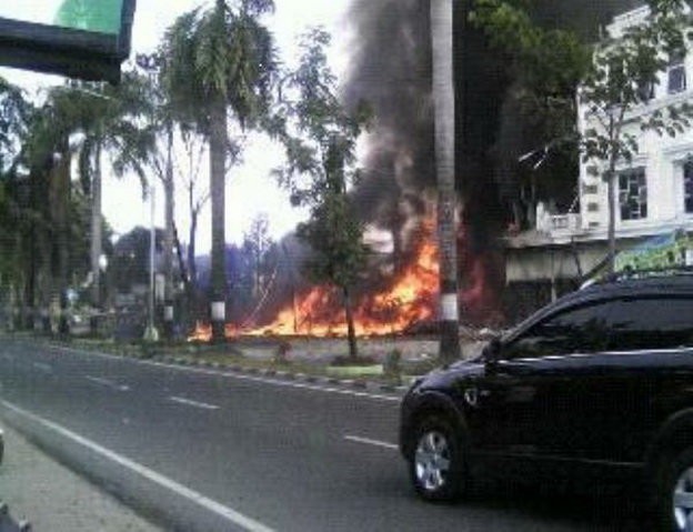 Máy bay Indonesia rơi trúng khách sạn, ít nhất 30 người chết ảnh 5