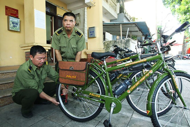 Hình ảnh thân thiện của Công an Hà Nội khi tuần tra bằng xe đạp ảnh 1