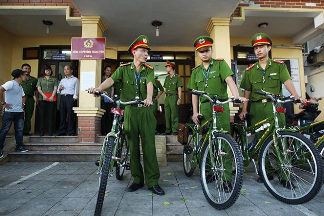 Hình ảnh thân thiện của Công an Hà Nội khi tuần tra bằng xe đạp ảnh 2