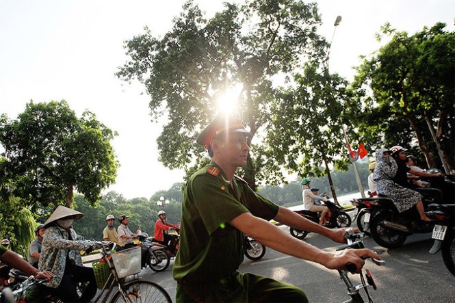 Hình ảnh thân thiện của Công an Hà Nội khi tuần tra bằng xe đạp ảnh 4