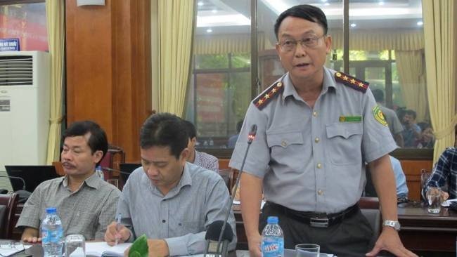 Ông Phạm Tiến Dũng, (đứng), Trưởng phòng thanh tra chuyên ngành, Thanh tra Bộ NNPTNT phát biểu tại buổi họp báo. 