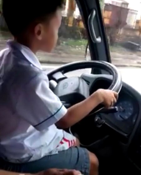 Phạt ông bố cho con trai 6 tuổi lái xe tải chạy trên đường ảnh 1