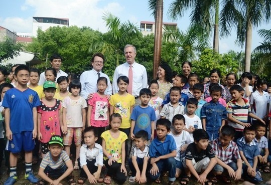 Đại sứ Ted Osius mời trẻ em làng SOS vào xe đặc biệt ảnh 3