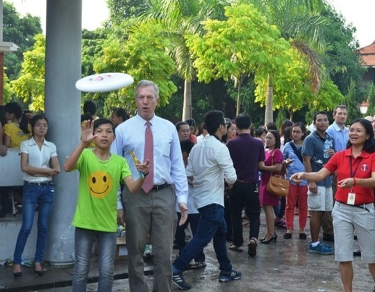 Đại sứ Ted Osius mời trẻ em làng SOS vào xe đặc biệt ảnh 9