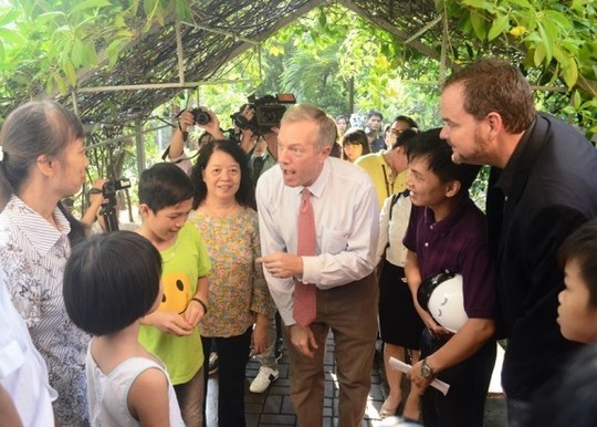 Đại sứ Ted Osius mời trẻ em làng SOS vào xe đặc biệt ảnh 7