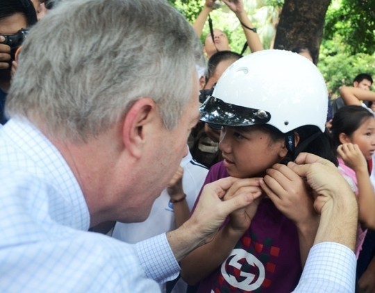 Đại sứ Ted Osius mời trẻ em làng SOS vào xe đặc biệt ảnh 5
