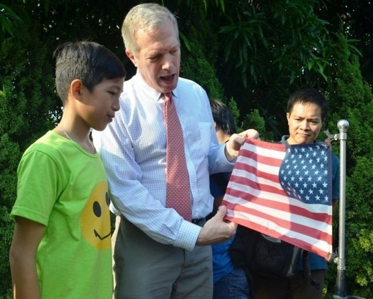 Đại sứ Ted Osius mời trẻ em làng SOS vào xe đặc biệt ảnh 13