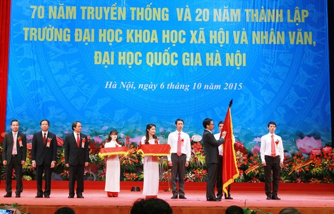Thay mặt lãnh đạo Đảng, Nhà nước, Phó Thủ tướng Vũ Đức Đam trao Huân chương Lao động hạng Nhất cho Đại học KHXH&NV