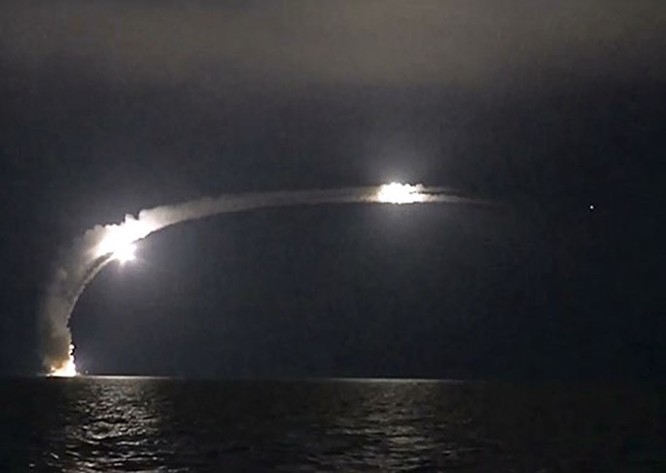 Video tàu chiến Nga phóng tên lửa Klub diệt IS ở Syria ảnh 2